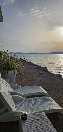 Ellasea - Beachside Apartment