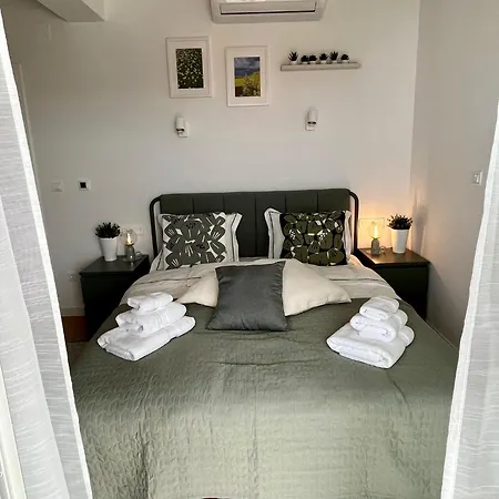 Ellasea - Beachside Apartment *